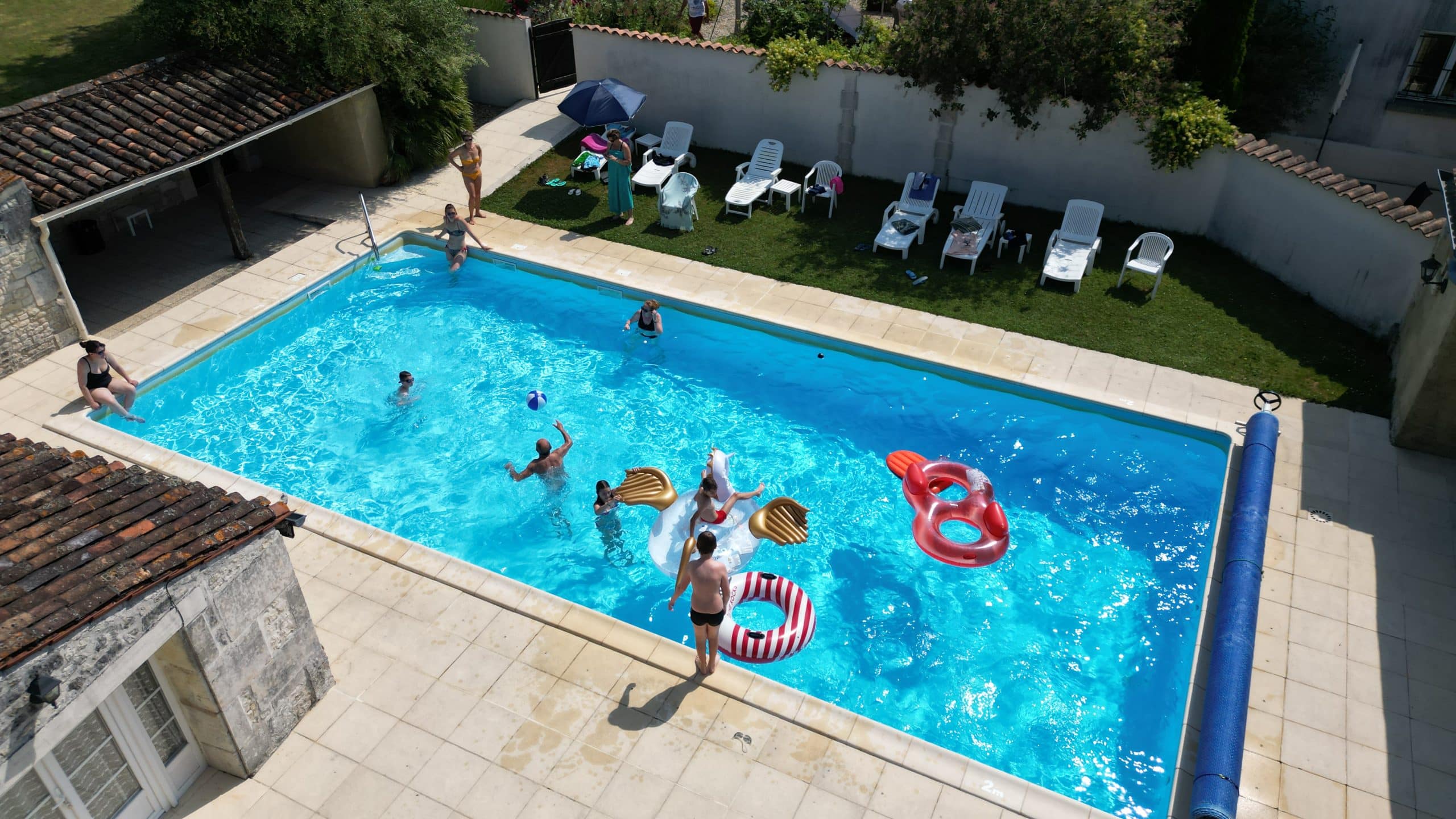 Family-friendly swimming pool at our gîte estate near Cognac